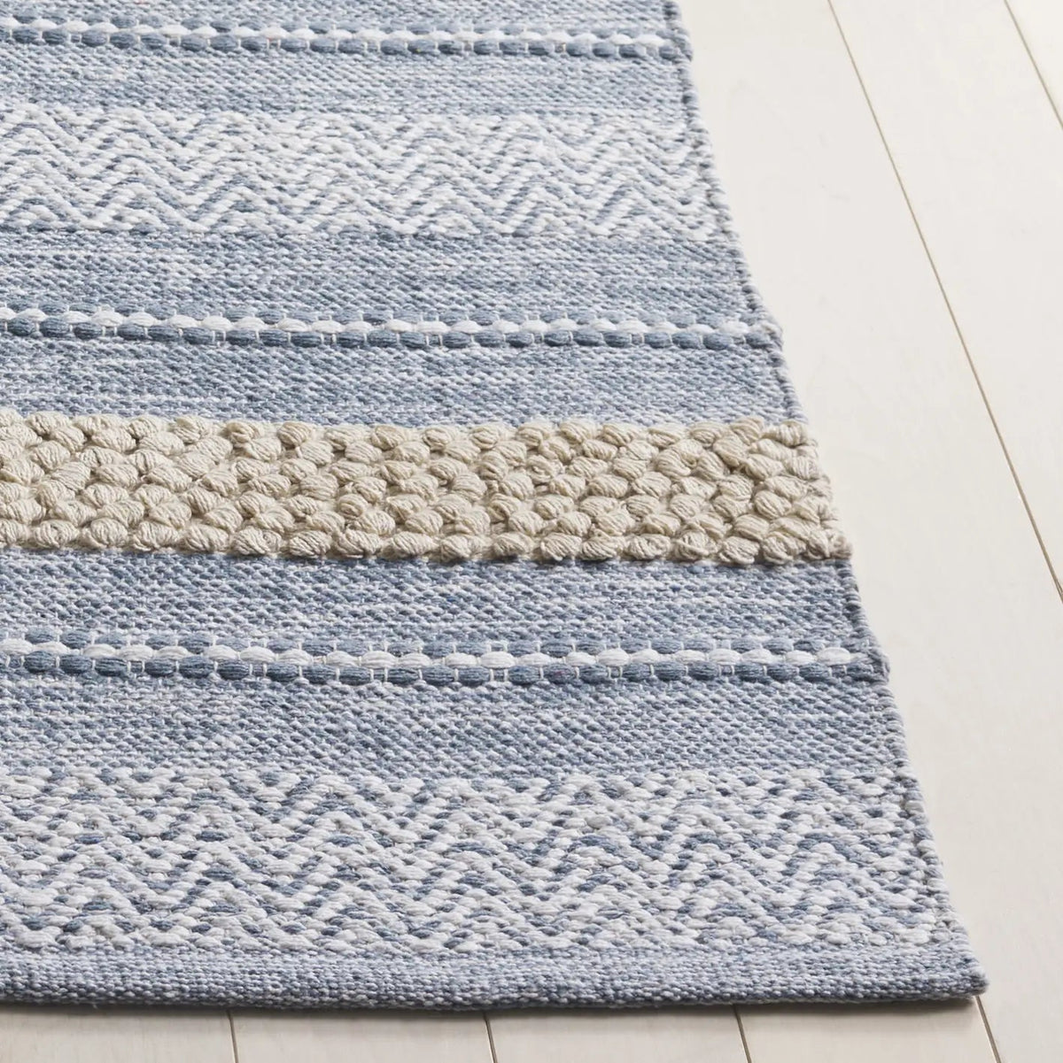Safavieh Montauk 4'-0" x 6'-0" Rug in Silver / Ivory