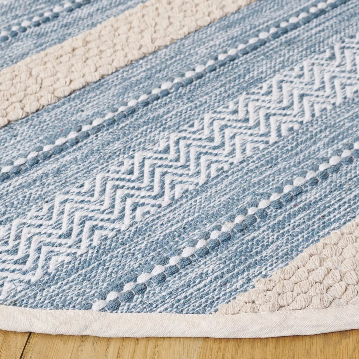 Safavieh Montauk 6'-0" x 6'-0" Rug in Silver / Ivory