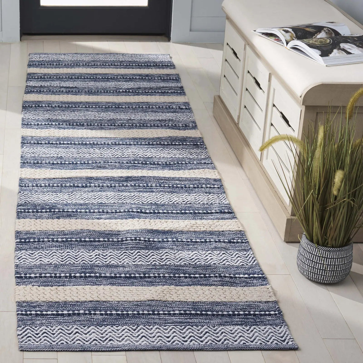 Safavieh Montauk 2'-3" x 8'-0" Rug in Navy / Ivory