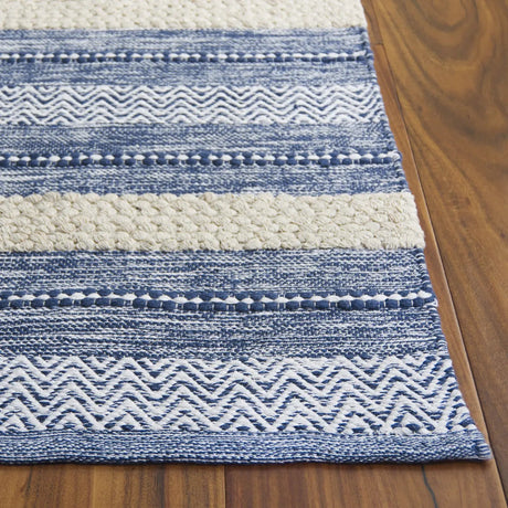 Safavieh Montauk 4'-0" x 6'-0" Rug in Navy / Ivory