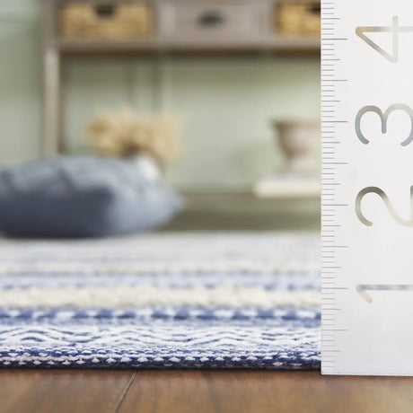 Safavieh Montauk 4'-0" x 6'-0" Rug in Navy / Ivory
