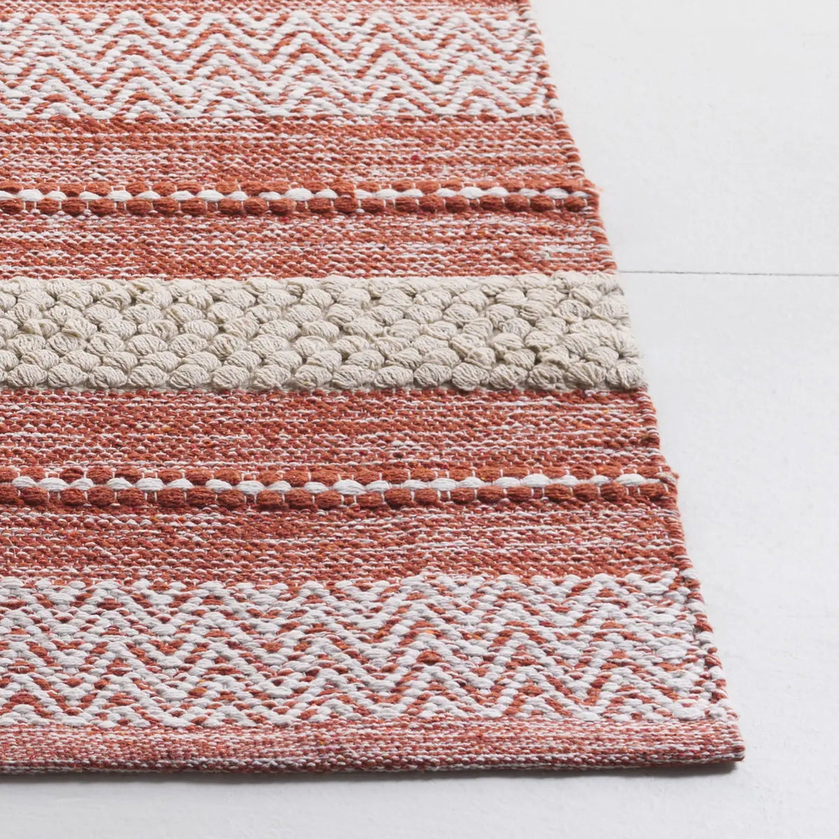 Safavieh Montauk 4'-0" x 6'-0" Rug in Orange / Ivory
