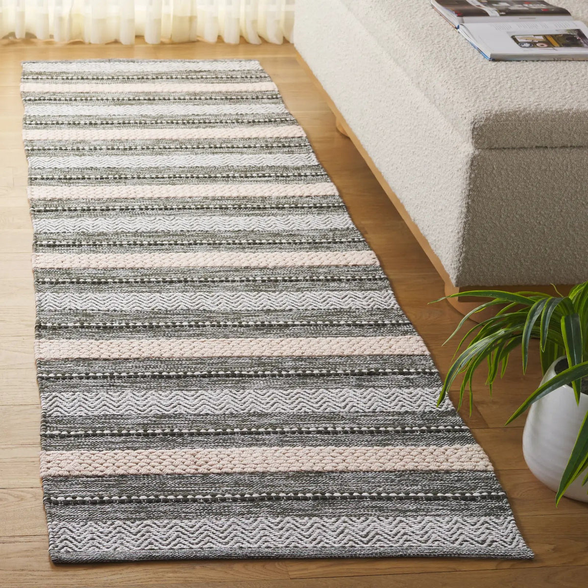 Safavieh Montauk 2'-3" x 8'-0" Rug in Green / Ivory
