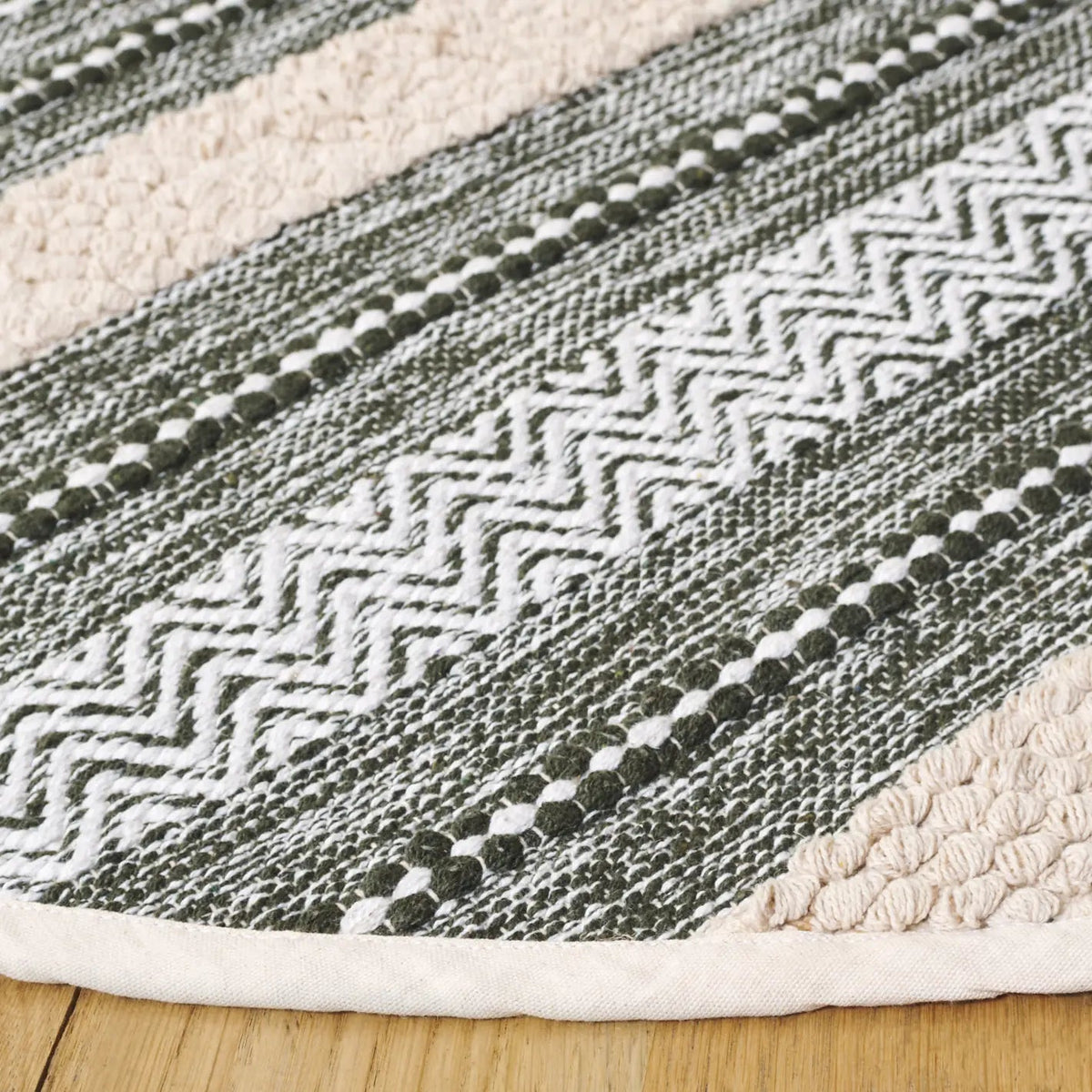 Safavieh Montauk 6'-0" x 6'-0" Rug in Green / Ivory