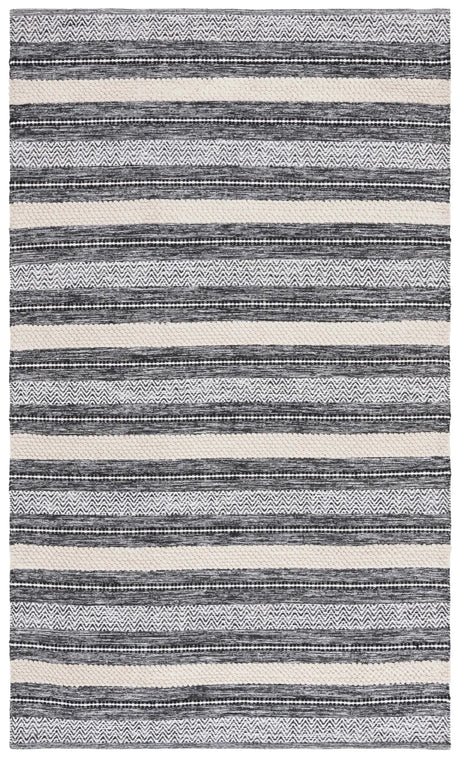Safavieh Montauk 4'-0" x 6'-0" Rug in Black / Ivory