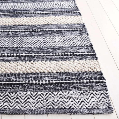 Safavieh Montauk 4'-0" x 6'-0" Rug in Black / Ivory