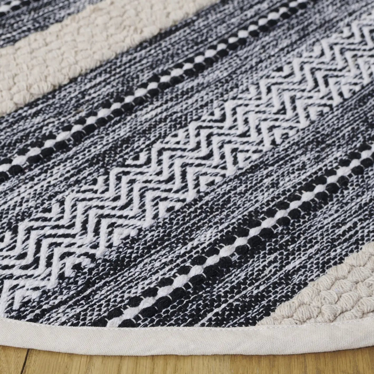 Safavieh Montauk 6'-0" x 6'-0" Rug in Black / Ivory