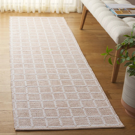 Safavieh Montauk 2'-3" x 8'-0" Rug in Beige / Ivory