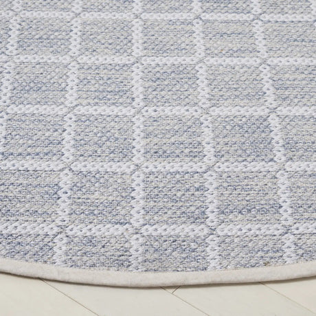 Safavieh Montauk 6'-0" x 6'-0" Rug in Grey / Ivory