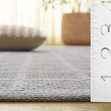 Safavieh Montauk 4'-0" x 6'-0" Rug in Grey / Ivory