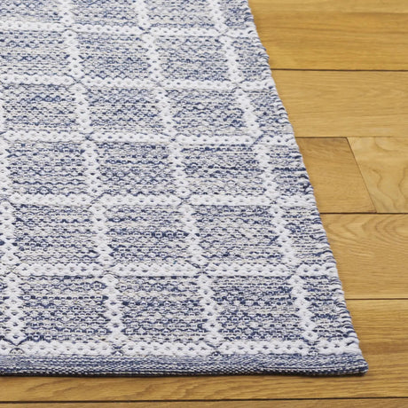 Safavieh Montauk 4'-0" x 6'-0" Rug in Navy / Ivory