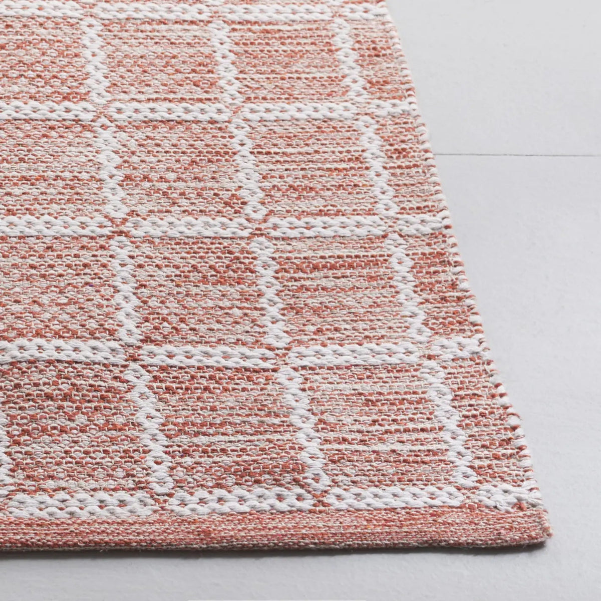 Safavieh Montauk 4'-0" x 6'-0" Rug in Orange / Ivory