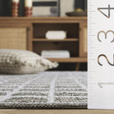 Safavieh Montauk 4'-0" x 6'-0" Rug in Green / Ivory