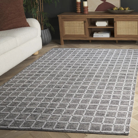 Safavieh Montauk 4'-0" x 6'-0" Rug in Black / Ivory