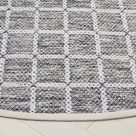 Safavieh Montauk 6'-0" x 6'-0" Rug in Black / Ivory
