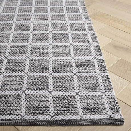 Safavieh Montauk 4'-0" x 6'-0" Rug in Black / Ivory