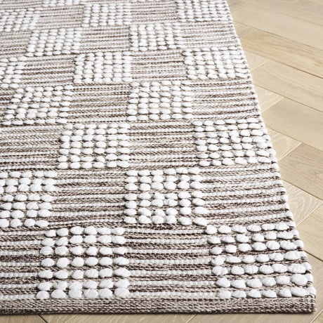 Safavieh Montauk 4'-0" x 6'-0" Rug in Brown / Ivory