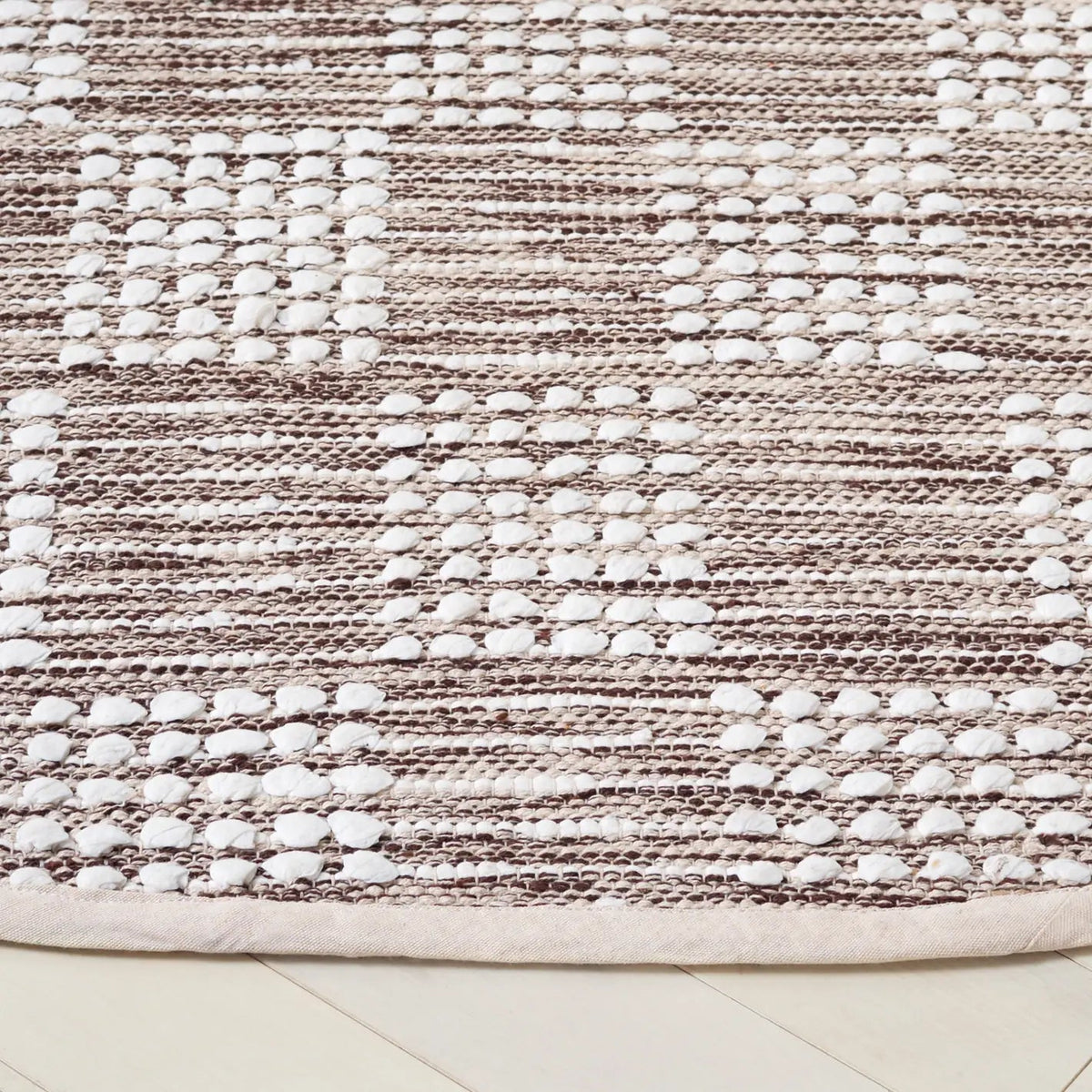 Safavieh Montauk 6'-0" x 6'-0" Rug in Brown / Ivory