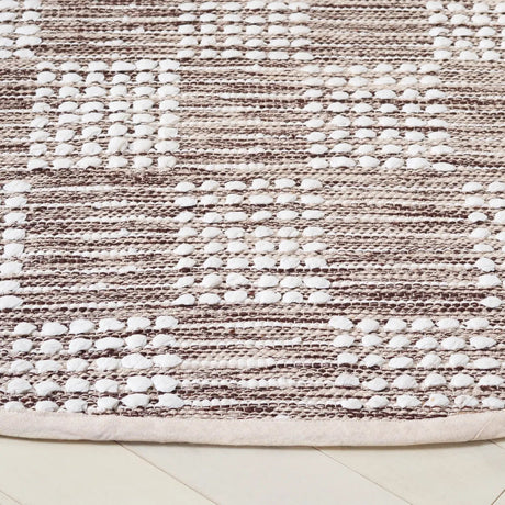 Safavieh Montauk 6'-0" x 6'-0" Rug in Brown / Ivory