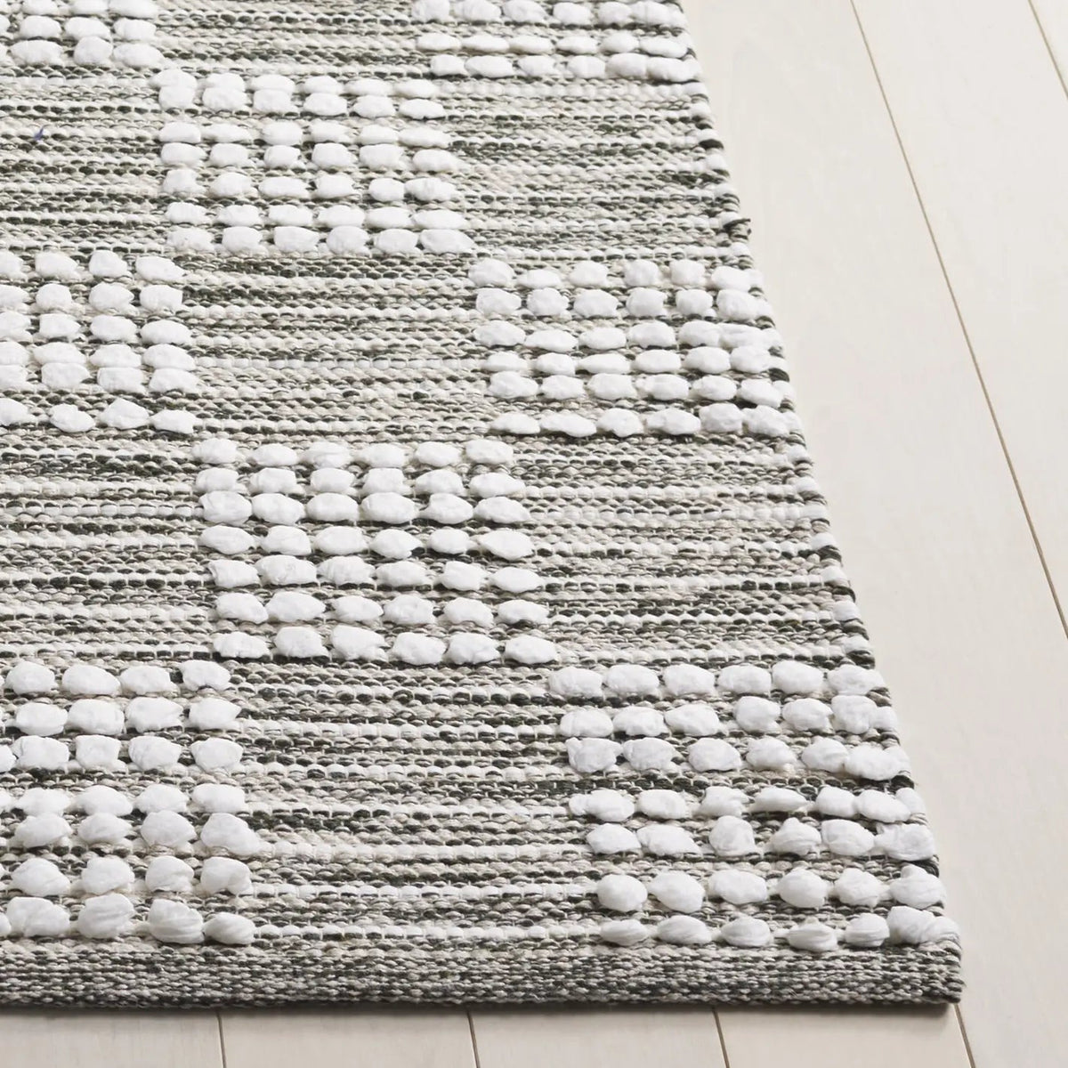 Safavieh Montauk 4'-0" x 6'-0" Rug in Green / Ivory