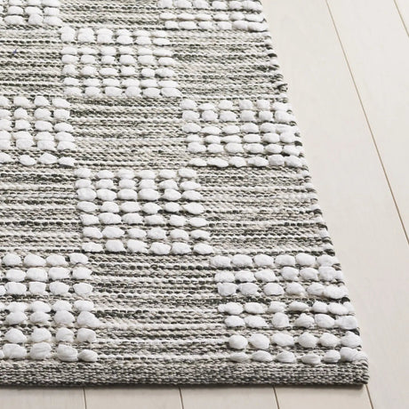 Safavieh Montauk 4'-0" x 6'-0" Rug in Green / Ivory