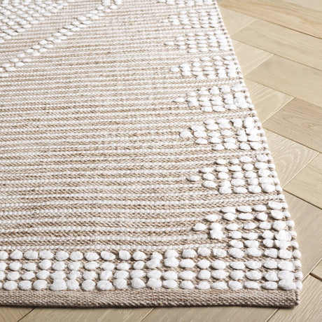 Safavieh Montauk 4'-0" x 6'-0" Rug in Beige / Ivory