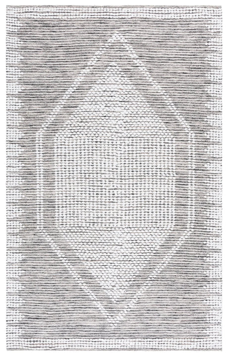 Safavieh Montauk 4'-0" x 6'-0" Rug in Black / Ivory