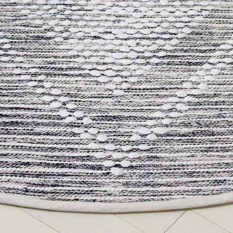 Safavieh Montauk 6'-0" x 6'-0" Rug in Black / Ivory