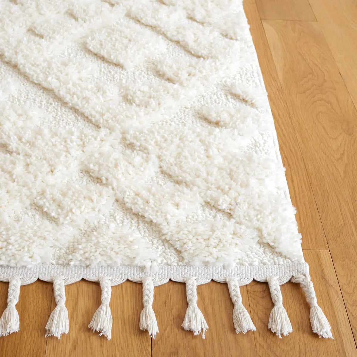 Safavieh Moroccan Tassel Shag 4'-0" x 6'-0" Rug in Ivory