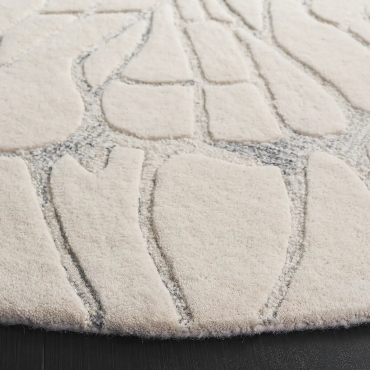 Safavieh Mykonos 6'-0" x 6'-0" Rug in Ivory / Silver