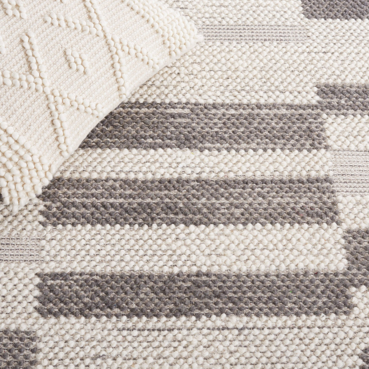 Safavieh Natura Nat225H Ivory/Dark Grey Rug.