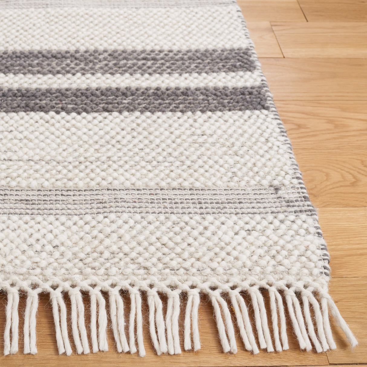 Safavieh Natura Nat225H Ivory/Dark Grey Rug.