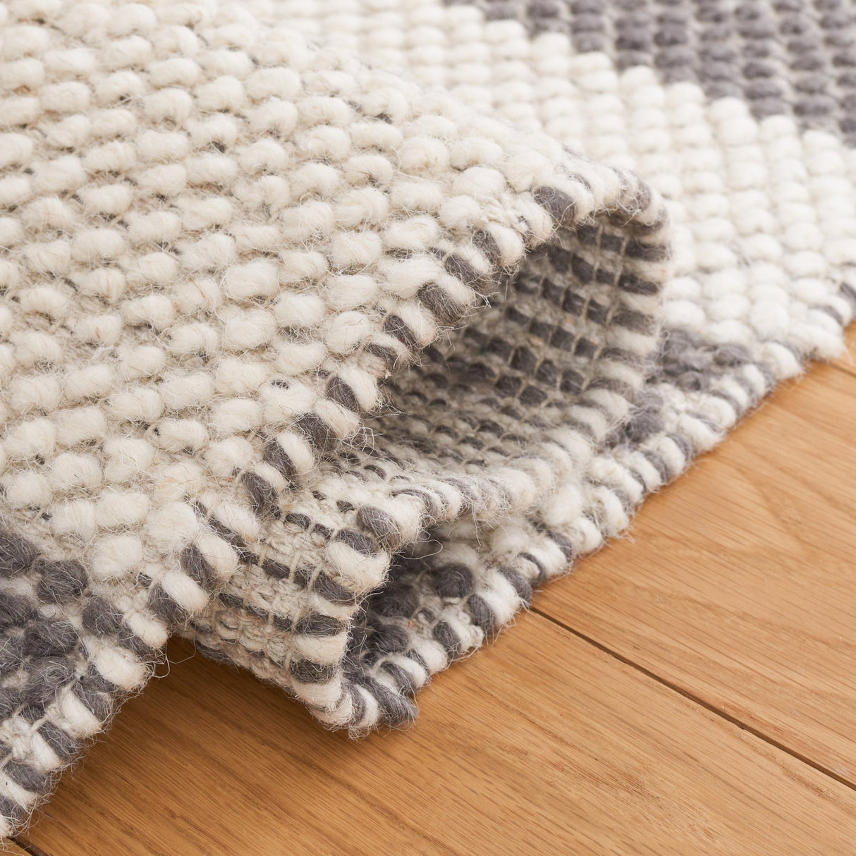 Safavieh Natura Nat225H Ivory/Dark Grey Rug.
