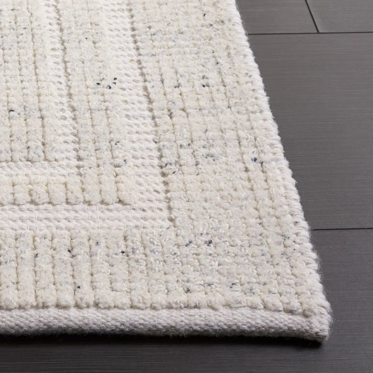 Safavieh Natura 4'-0" x 6'-0" Rug in Silver
