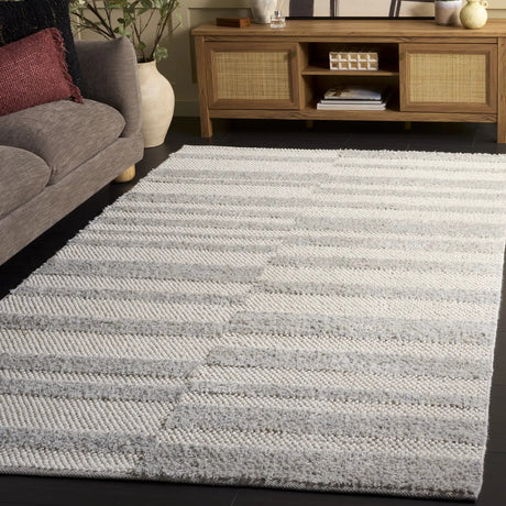 Safavieh Natura 4'-0" x 6'-0" Rug in Light Grey / Ivory