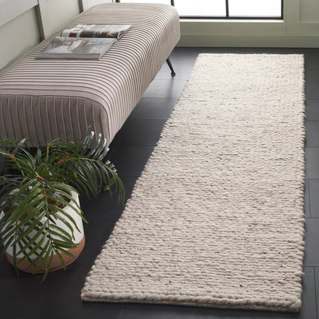 Safavieh Natura 2'-3" x 8'-0" Rug in Light Grey / Beige