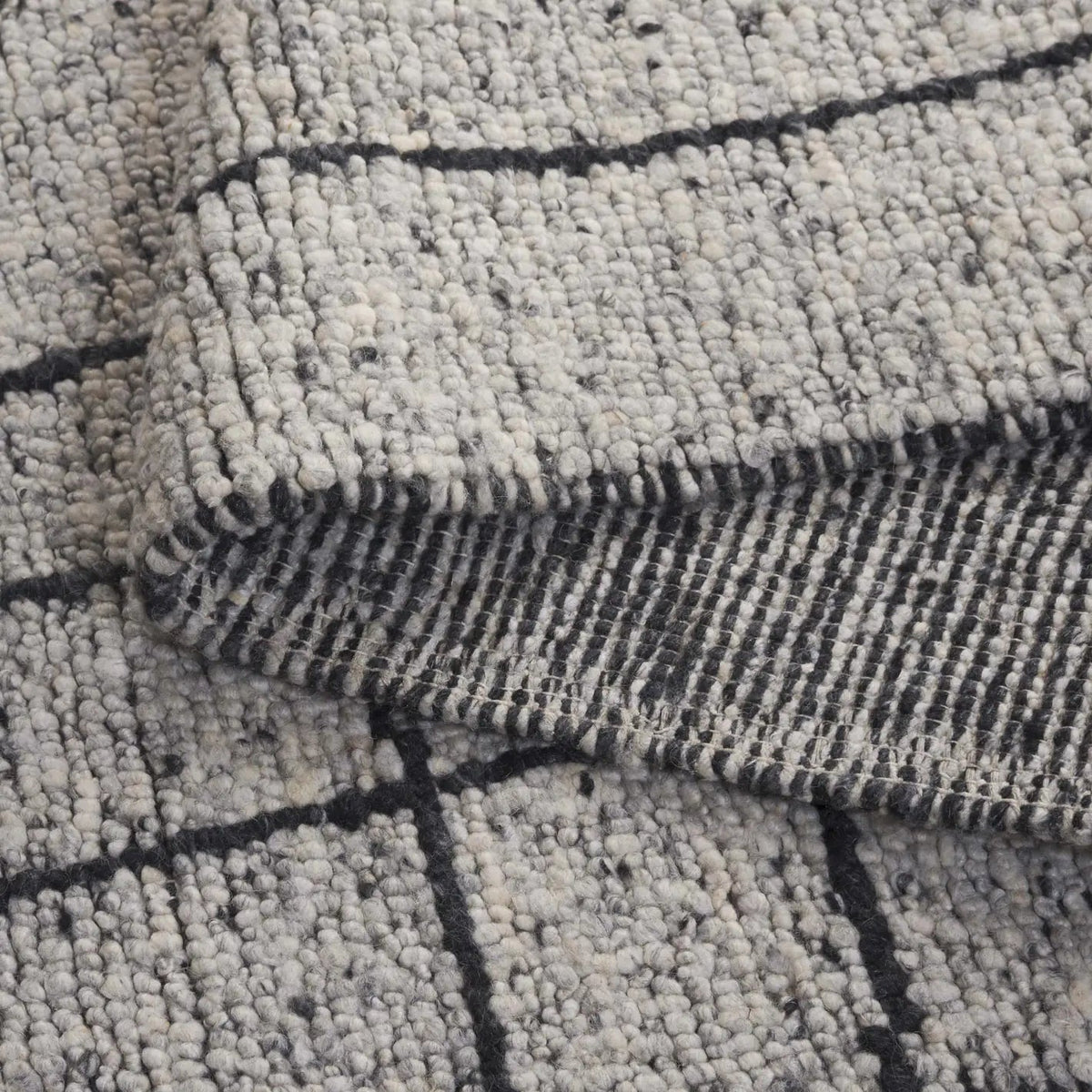 Safavieh Natura 5'-0" x 8'-0" Rug in Grey / Black