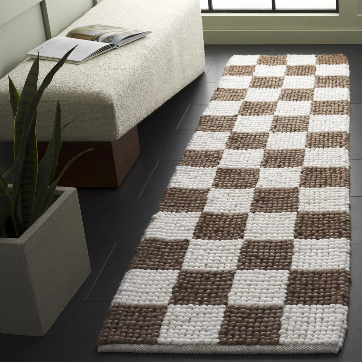 Safavieh Natura 2'-3" x 8'-0" Rug in Brown / Ivory