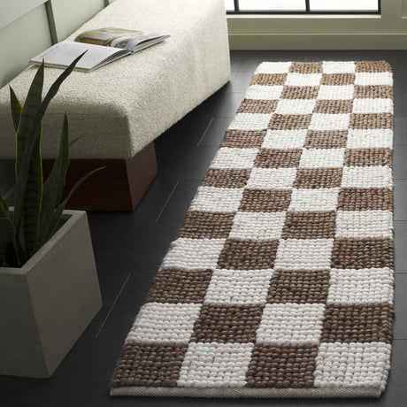 Safavieh Natura 2'-3" x 8'-0" Rug in Brown / Ivory
