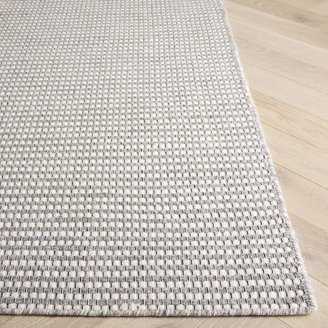 Safavieh Natura 4'-0" x 6'-0" Rug in Grey / Ivory