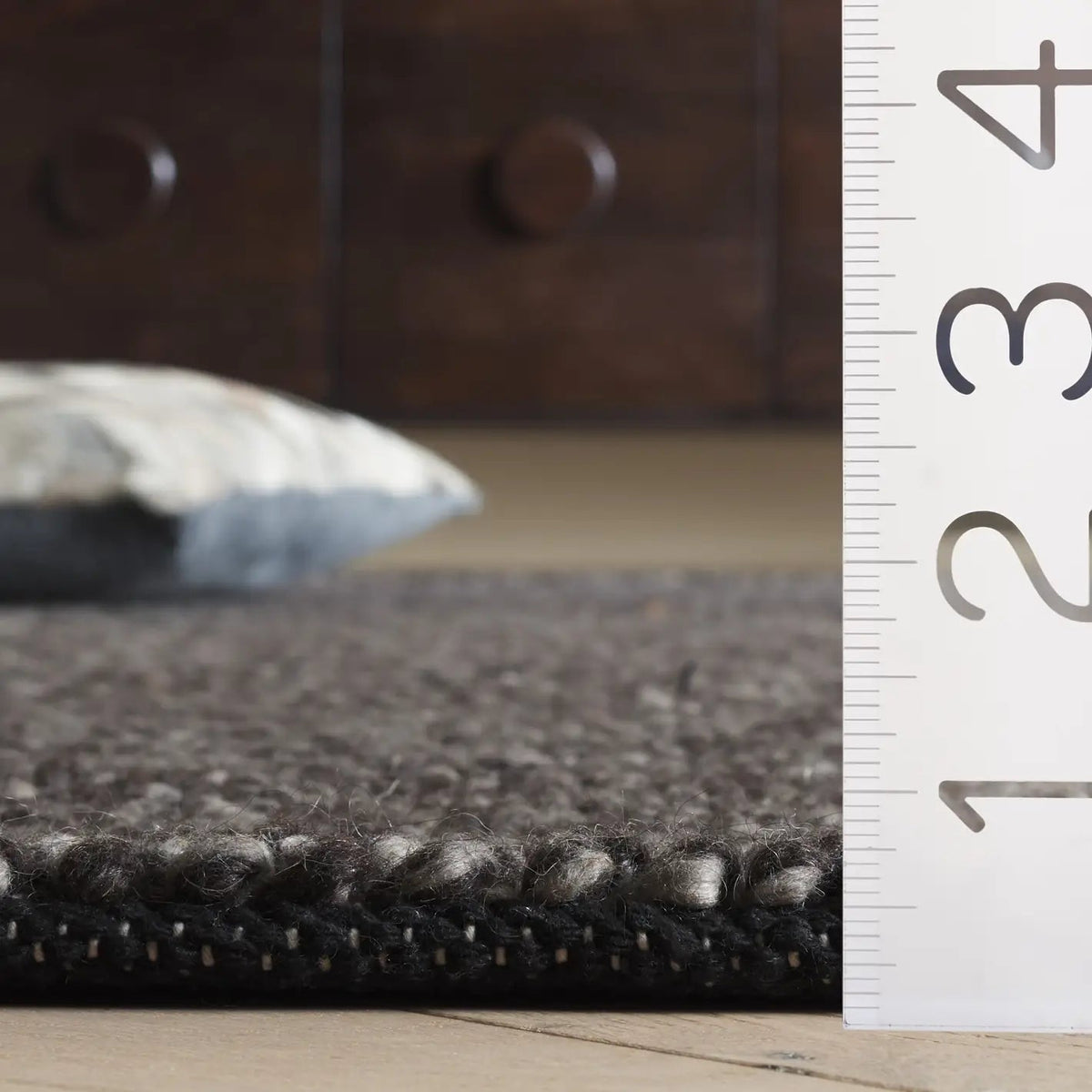 Safavieh Natura 4'-0" x 6'-0" Rug in Black / Grey