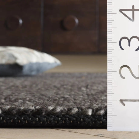 Safavieh Natura 4'-0" x 6'-0" Rug in Black / Grey
