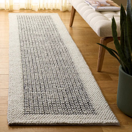 Safavieh Natura 2'-3" x 9'-0" Rug in Ivory / Black