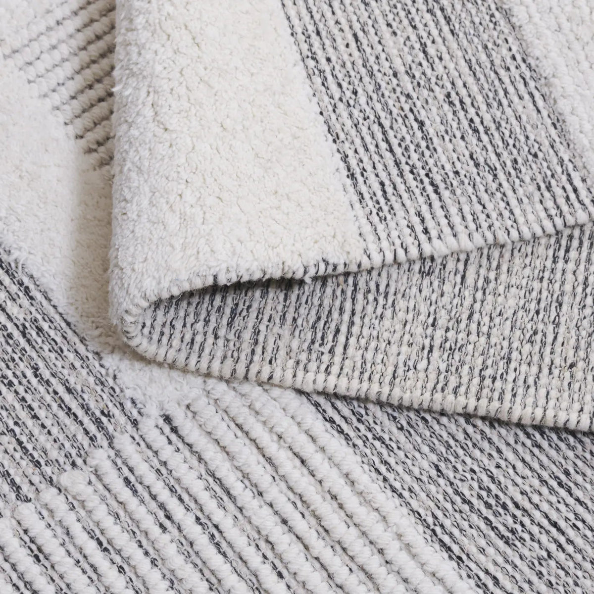 Safavieh Natura 2'-3" x 9'-0" Rug in Ivory / Charcoal
