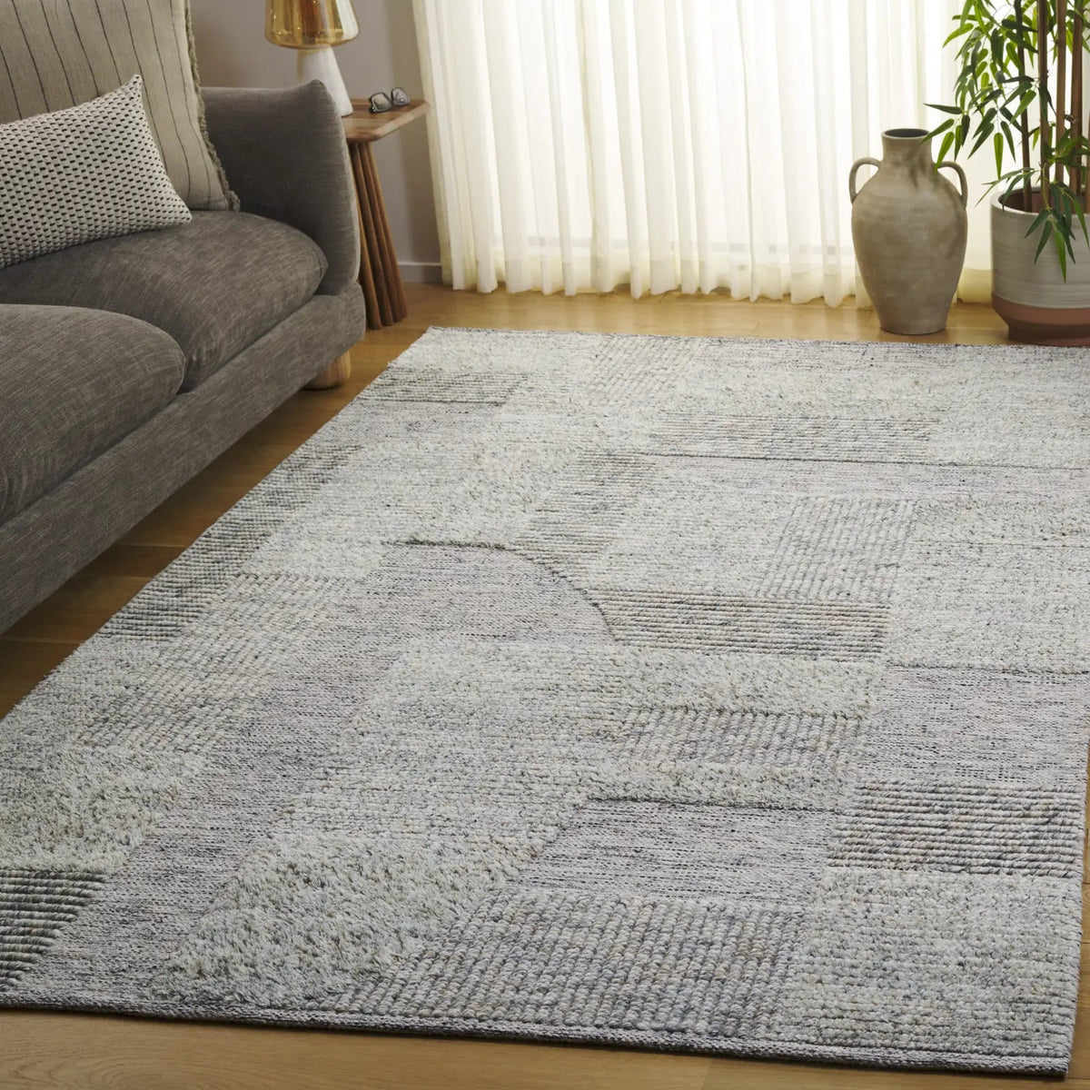 Safavieh Natura 4'-0" x 6'-0" Rug in Grey / Beige