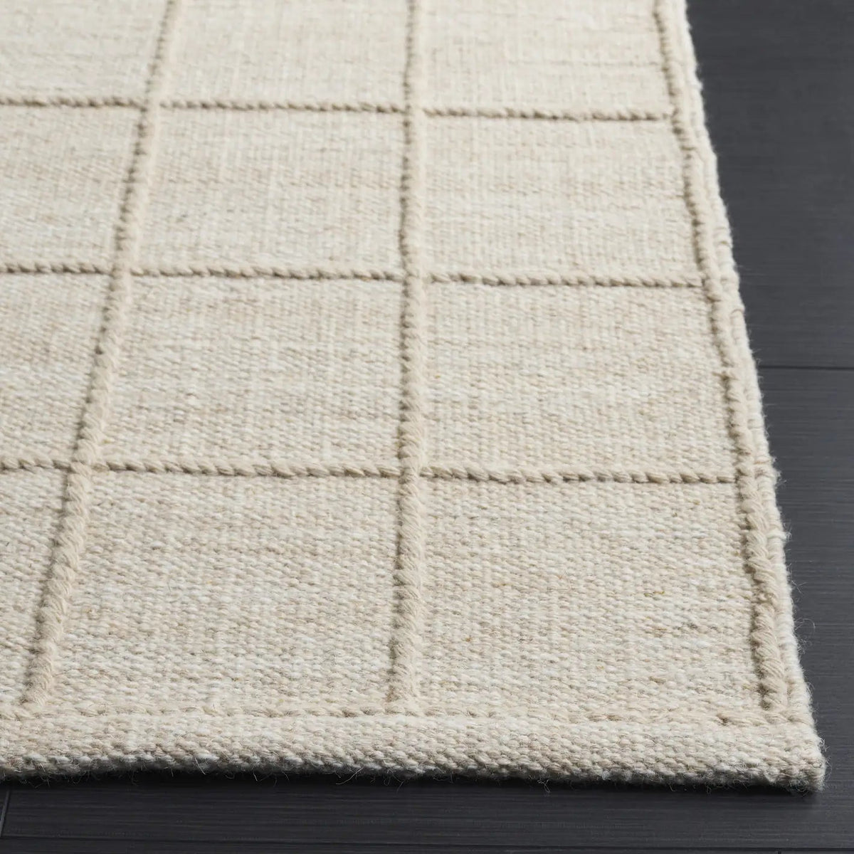 Safavieh Natura 4'-0" x 6'-0" Rug in Beige