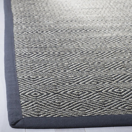 Safavieh Natural Fiber 4'-0" x 6'-0" Rug in Natural / Dark Grey