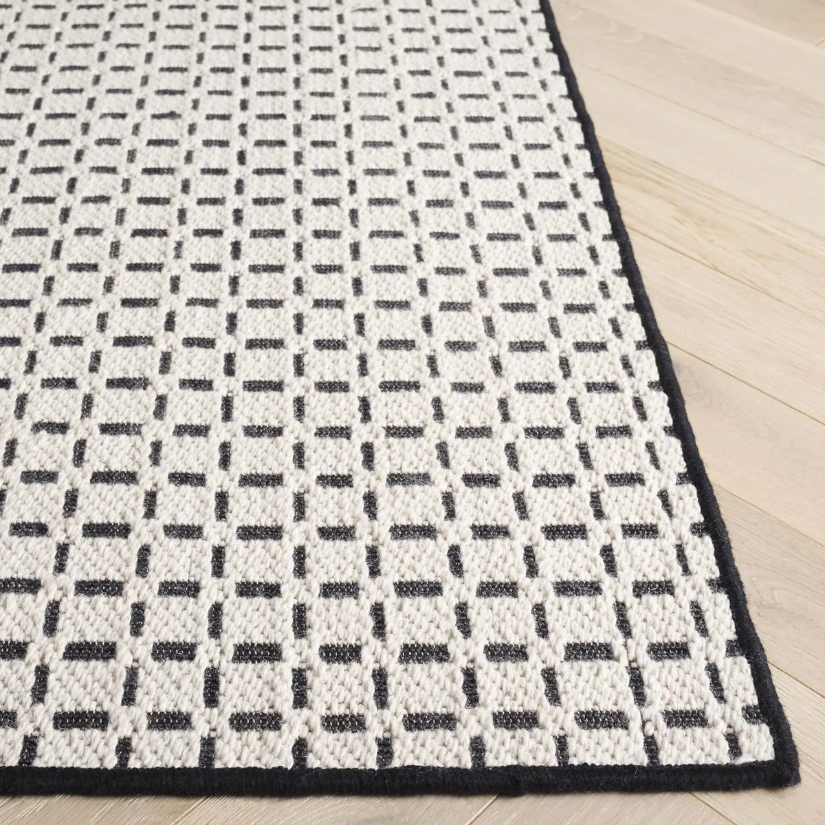 Safavieh Natural Fiber 4'-0" x 6'-0" Rug in Ivory / Black