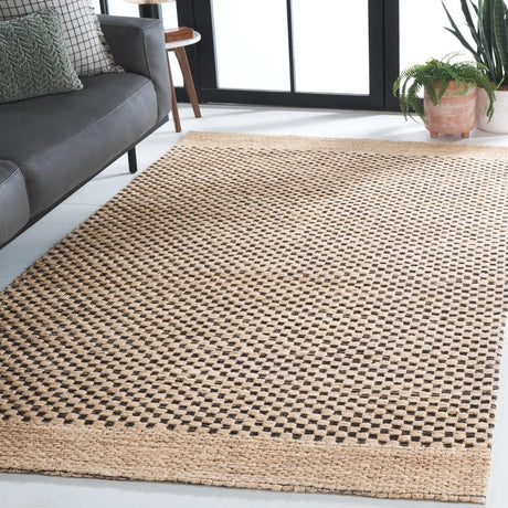 Safavieh Natural Fiber 4'-0" x 6'-0" Rug in Beige / Black