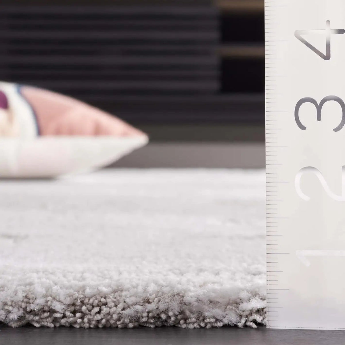 Safavieh Neptune 4'-0" x 6'-0" Rug in Light Grey / Grey